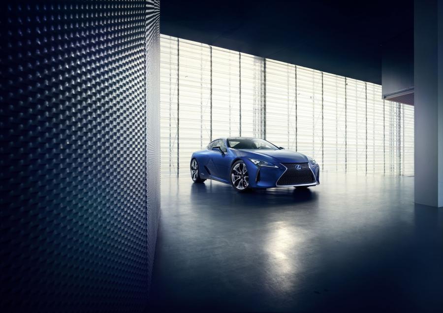  Lexus LC500h 2016 года  (EU) (фото 13 из 79)